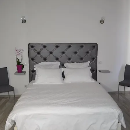 Bed & Breakfast La Petite Ecole 4*